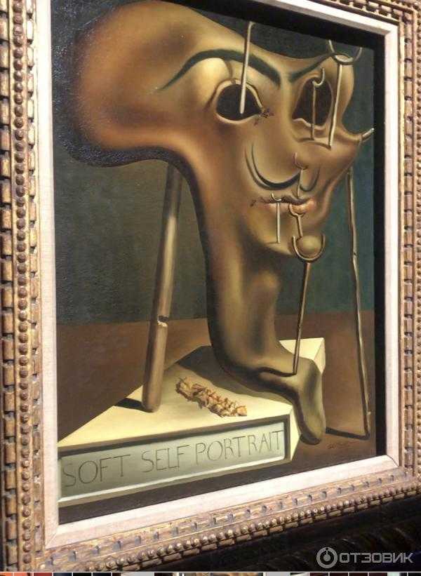 Молодая женщина, стоящая у окна. картина женщина у окна дали