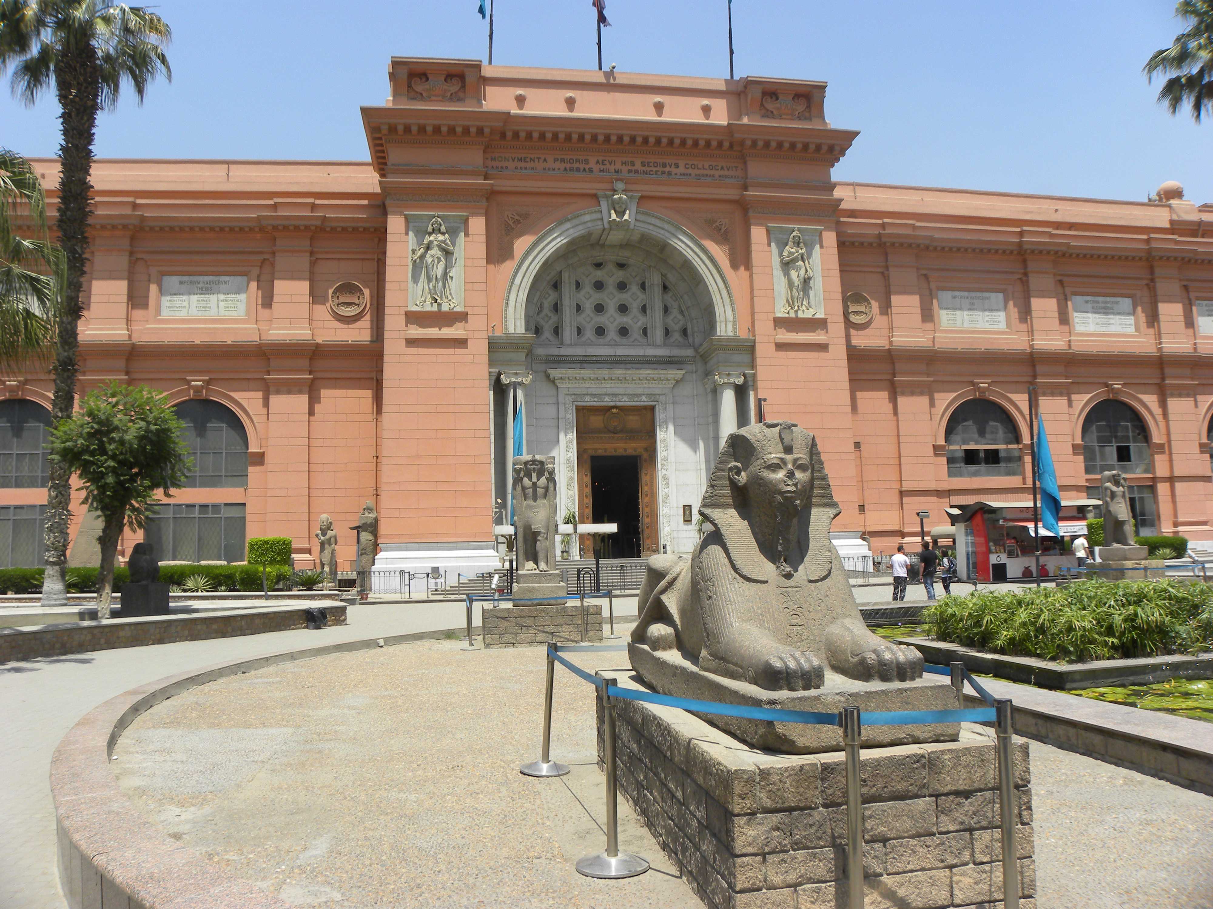 Огромный вестибюль, около 100 залов, расположенных на двух этажах, 150 тысяч экспонатов и 30 тысяч предметов в запасниках, охватывающих 5000-летнюю историю Древнего Египта, - вот что представляет собой Каирский музей