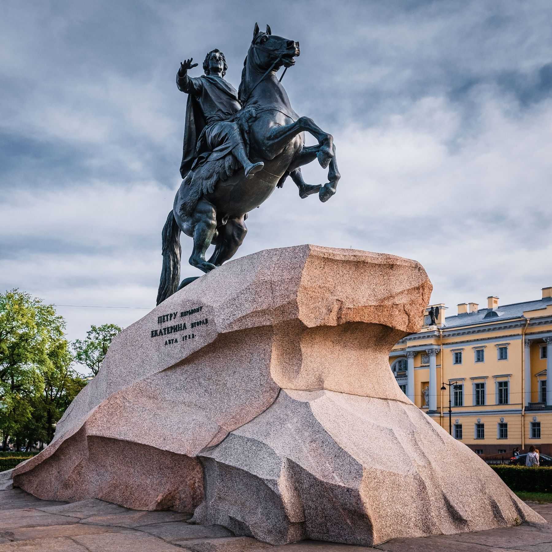 Кому стоят конные памятники в санкт-петербурге? | культура | школажизни.ру